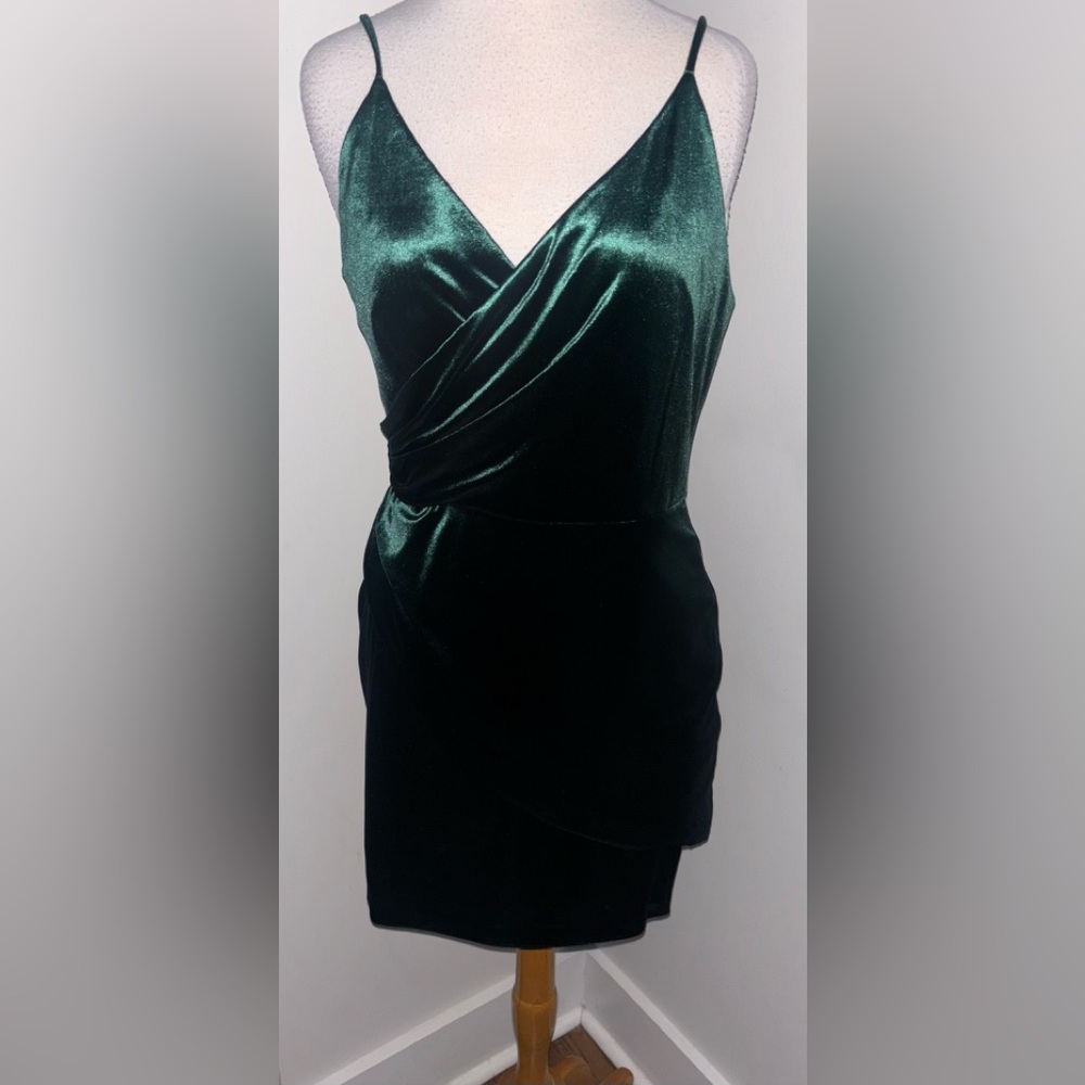 Gianni bini Green Velvet Dress size 8 Perfect for holidays🎄